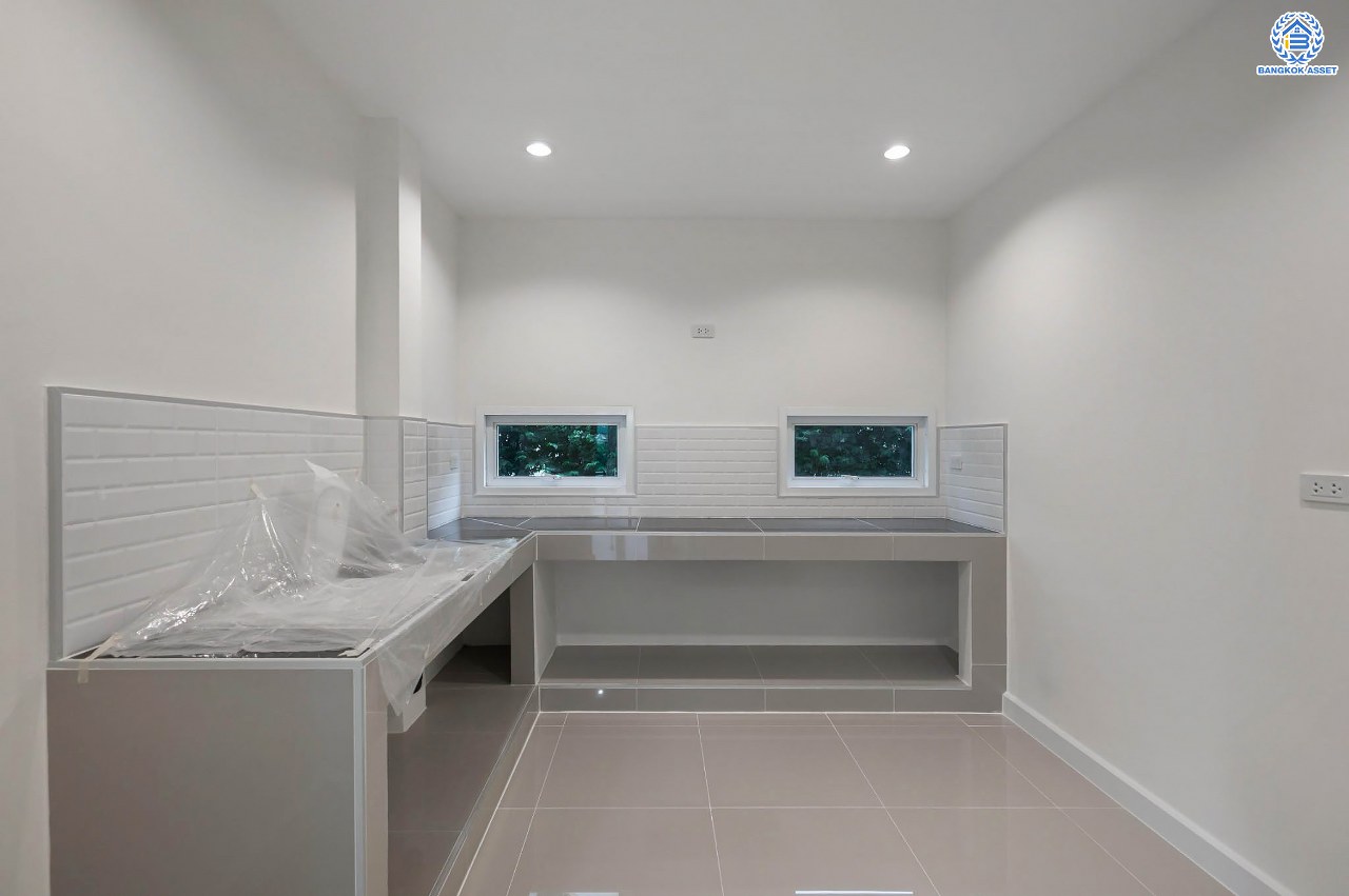 บ้านมือสองตกแต่งใหม่ โครงการ ปารวีร์ เพชรเกษม63 เนื้อที่ 82.4 ตร.ว. ฟังก์ชัน 3 ห้องนอน 4 ห้องน้ำ 1 ห้องแม่บ้าน 2 ที่จอดรถ บนพื้นที่ใช้สอย 244.52 ตร.ม. ทำเลศักยภาพ เชื่อมต่อหลายเส้นทาง ใกล้เดอะมอลล์บางแค จุดขึ้นทางด่วน "พระราม2" และรถไฟฟ้าสายสีน้ำเงิน "สถานีหลักสอง"